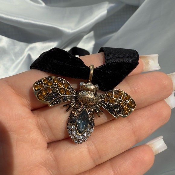 Queen Bee Velvet Ribbon Necklace - Picture 6 of 8